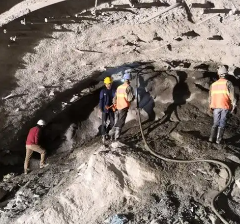 阿拉山口拱顶带模注浆料的施工流程及注意事项